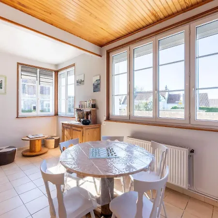 בית נופש Les Aub Pines In With Garden Wimille