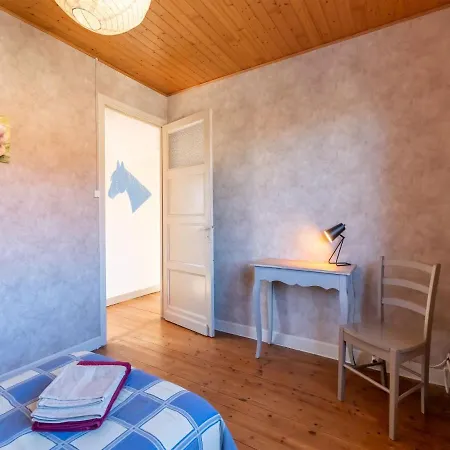 בית נופש Les Aub Pines In With Garden