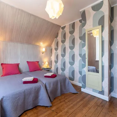 Les Aub Pines In With Garden